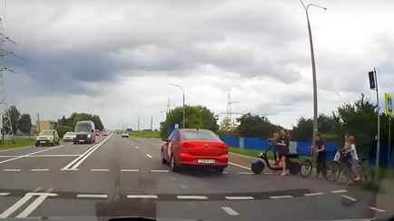 В ГАИ показали, как на Гомельщине таксист едва не сбил детей, пролетев на «красный»