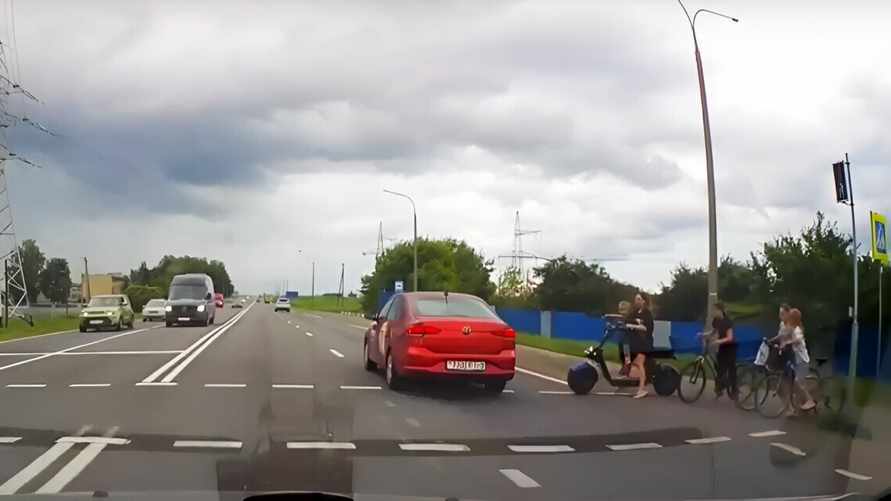 В ГАИ показали, как на Гомельщине таксист едва не сбил детей, пролетев на «красный»