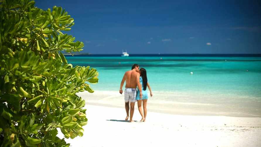 15 айфонов и путёвка на Мальдивы. Один из банков предложил белорусам выиграть "отпуск мечты". Что попросил взамен?