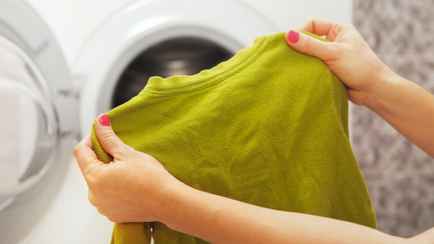 Как высушить вещь за 2 минуты? С этим лайфхаком её даже не придётся гладить