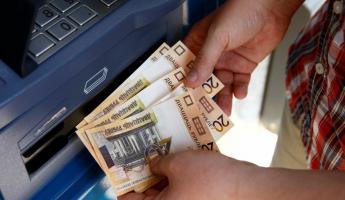 Один из банков предупредил белорусов, что банкоматы перестали принимать такие купюры. Где класть наличные?
