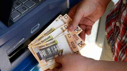 Один из банков предупредил белорусов, что банкоматы перестали принимать такие купюры. Где класть наличные?