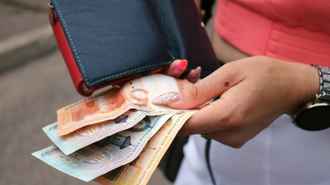 Данные Белстата: в декабре у части белорусов зарплаты выросли сразу на 1900 рублей. А у кого на 100?