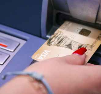 Банк «запретил» белорусам передавать жёнам и мужьям свои банковские карты