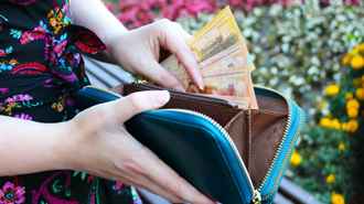 В Борисове рассказали, какие зарплаты предлагают женщинам, чтобы «хорошо зарабатывали»