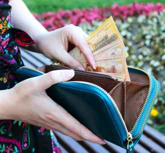 В Борисове рассказали, какие зарплаты предлагают женщинам, чтобы «хорошо зарабатывали»