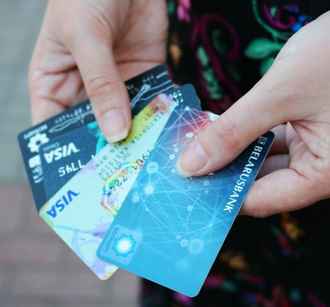 Нацбанк предложил ограничить белорусам количество карт – «99,9% не почувствуют»