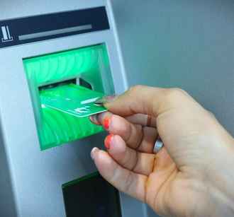 Крупный банк предупредил белорусов о перебоях в работе карт в дневное время