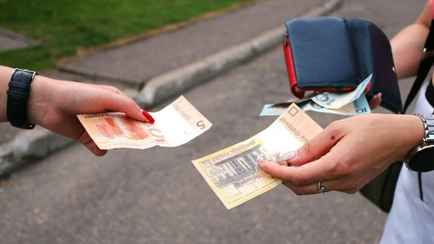 Один из банков пообещал белорусам подарок 25 рублей «на что-нибудь приятное». Какие условия?