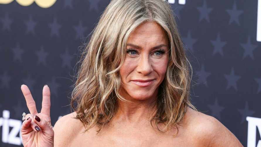 Дженнифер Энистон ответила соратнику Трампа на "бездетных кошатниц"