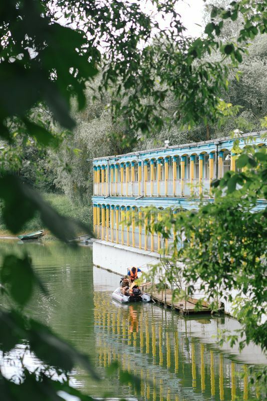 "Единственный в стране" — Белорусам предложили купить плавучий отель. Сколько просят?