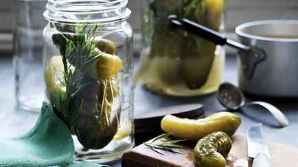 Добавьте в банку с огурцами эту траву. Они будут хрустящими и не испортятся