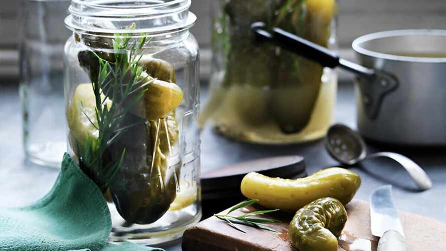 Добавьте в банку с огурцами эту траву. Они будут хрустящими и не испортятся