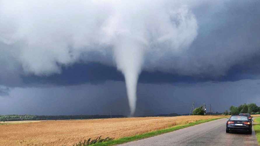 "Остерегайтесь торнадо" - Синоптик предупредил Литву и Беларусь о высоком риске штормов