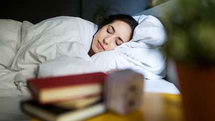 А есть разница? Эксперт рассказал, на каком боку лучше спать при храпе, изжоге и беременным