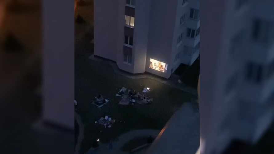 «Такое до сих пор проходит?» - Видео вечернего развлечения детей во дворе в Гродно набрало 4,6 млн просмотров