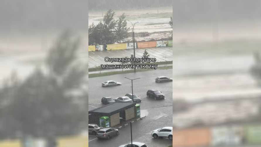 «Это шедеврально!» - В TikTok устроили конкурс авто, которые пытались в Минске проехать по затопленной улице и не схлопотать гидроудар