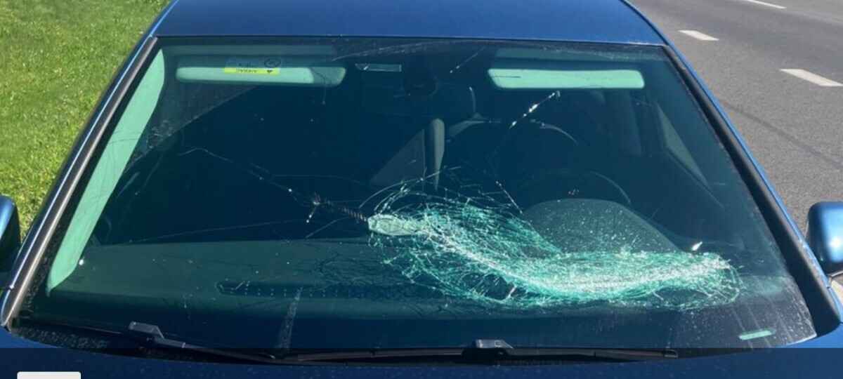 "Чуть не убил" - На авто минчанина прямо на дороге упал кусок лома