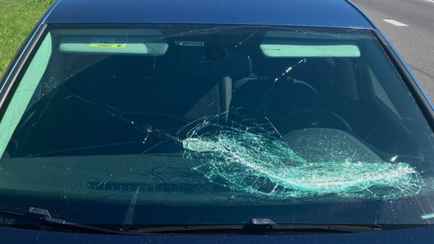 «Чуть не убил» — На авто минчанина прямо на дороге упал кусок лома