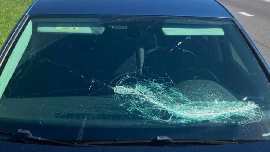 "Чуть не убил" - На авто минчанина прямо на дороге упал кусок лома