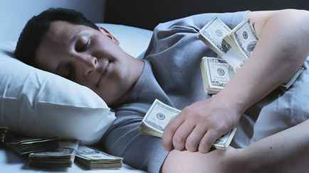 Иначе потеряют цвет и обрастут грибком. В банке рассказали, где и при какой температуре белорусам хранить дома валюту