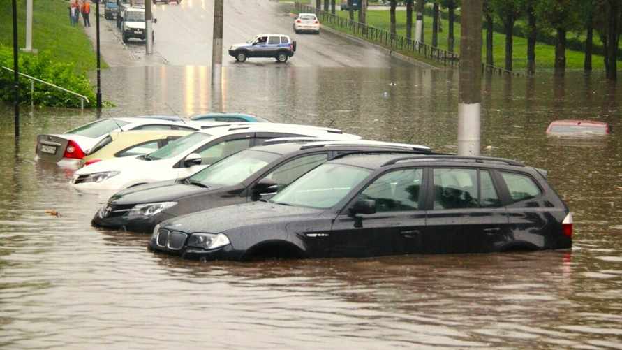 Затопило машину? Адвокат рассказала, в каком случае ЖКХ может возместить ущерб