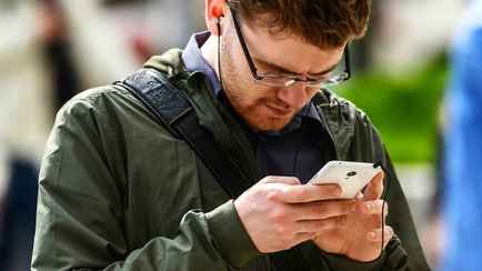 А1 и МТС пообещали бесплатные безлимит Интернета и 100 минут за границу. Когда и кому из белорусов повезёт?