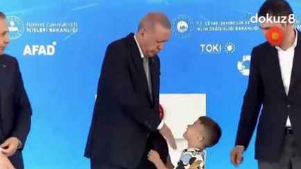 Появилось видео, где Эрдоган дал пощечину мальчику, отказавшемуся целовать ему руку