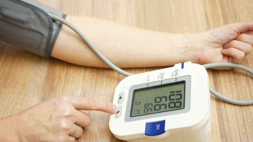 На какой руке нужно мерять давление? Почти все белорусы допускают ошибку