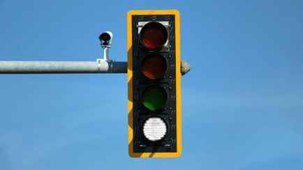 Учёные предложили ввести на светофорах четвертый цвет. Зачем нужен белый?