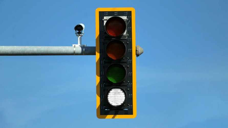 Учёные предложили ввести на светофорах четвертый цвет. Зачем нужен белый?