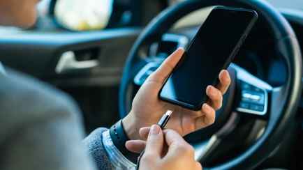 Заряжаете телефон в машине так? Откладывайте деньги на новый прямо сейчас. Как не допустить поломки?