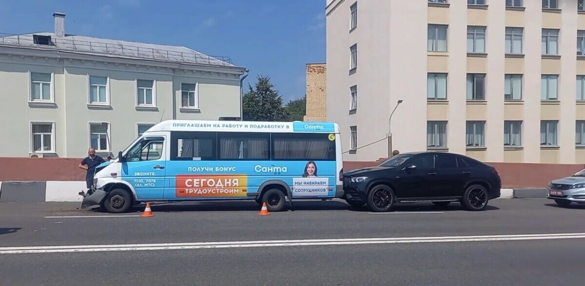 В центре Минска в массовом ДТП пострадали маршрутка и такси – трое пассажиров в больнице