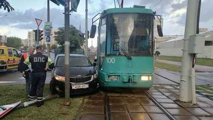 В ГАИ показали, как трамвай протаранил легковушку в Минске