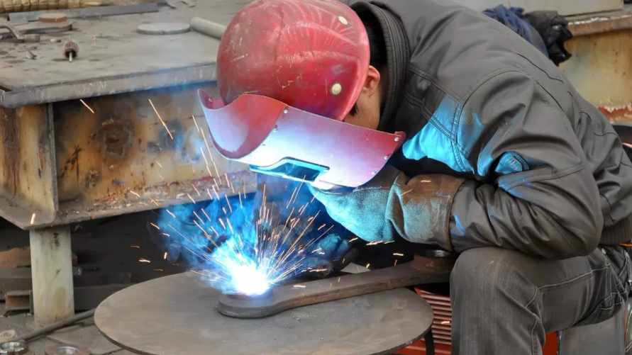 Кровельщику - до 6 тыс., электрогазосварщику - до 7 тыс. рублей. Нашли вакансии для белорусов без высшего образования