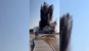 «Бежим-бежим-бежим!» — На глазах посетителей Йеллоустонского парка произошёл мощный гидротермальный взрыв