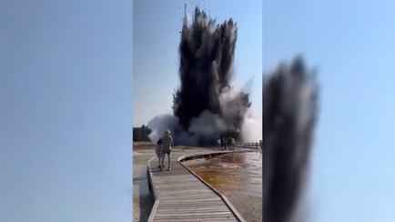 «Бежим-бежим-бежим!» — На глазах посетителей Йеллоустонского парка произошёл мощный гидротермальный взрыв