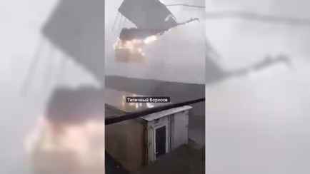 В Борисове сняли на видео, как шторм снёс крышу на заводе