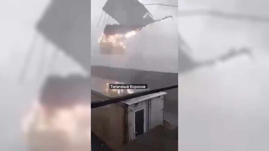 В Борисове сняли на видео, как шторм снёс крышу на заводе