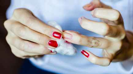 Как лимон поможет снять лак с ногтей? Понадобится ещё один ингредиент