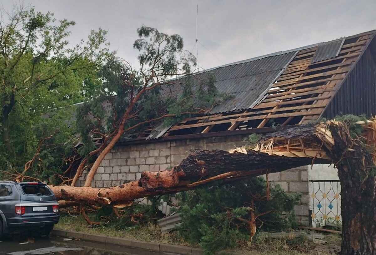 Министерство ЖКХ запустило "горячую линию" для пострадавших от урагана белорусов. Когда звонить для ремонта крыши?
