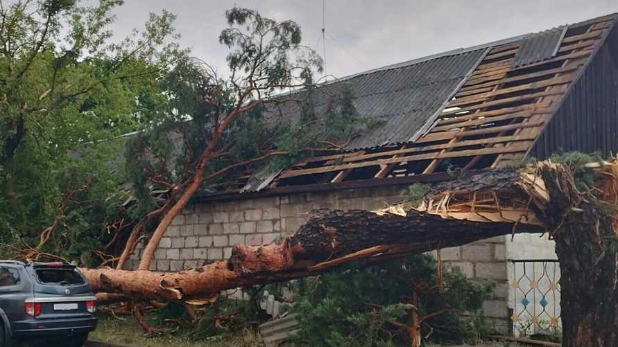 Министерство ЖКХ запустило "горячую линию" для пострадавших от урагана белорусов. Когда звонить для ремонта крыши?