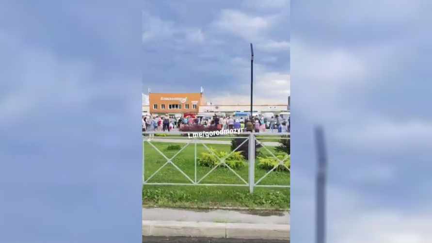 В Мозыре, оставшемся без света после урагана, выстроились огромные очереди за водой