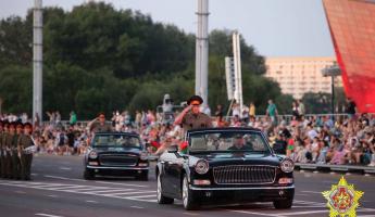 В Минске парад 3 июля решили принимать на китайских лимузинах HongQi. Почему не на российских Aurus?