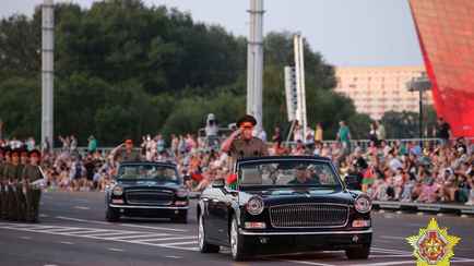 В Минске парад 3 июля решили принимать на китайских лимузинах HongQi. Почему не на российских Aurus?