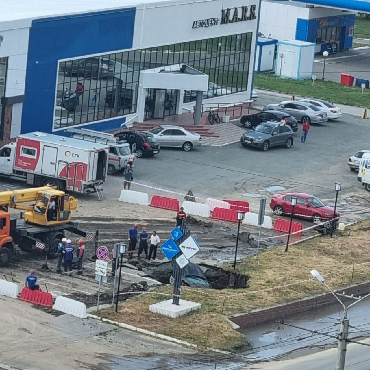 В России на видео попало, как канализация поглотила Jeep Cherokee прямо на стоянке