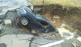 В России на видео попало, как канализация поглотила Jeep Cherokee прямо на стоянке