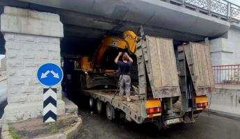 В центре Минска под мостом застрял грузовик с экскаватором