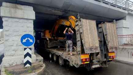 В центре Минска под мостом застрял грузовик с экскаватором