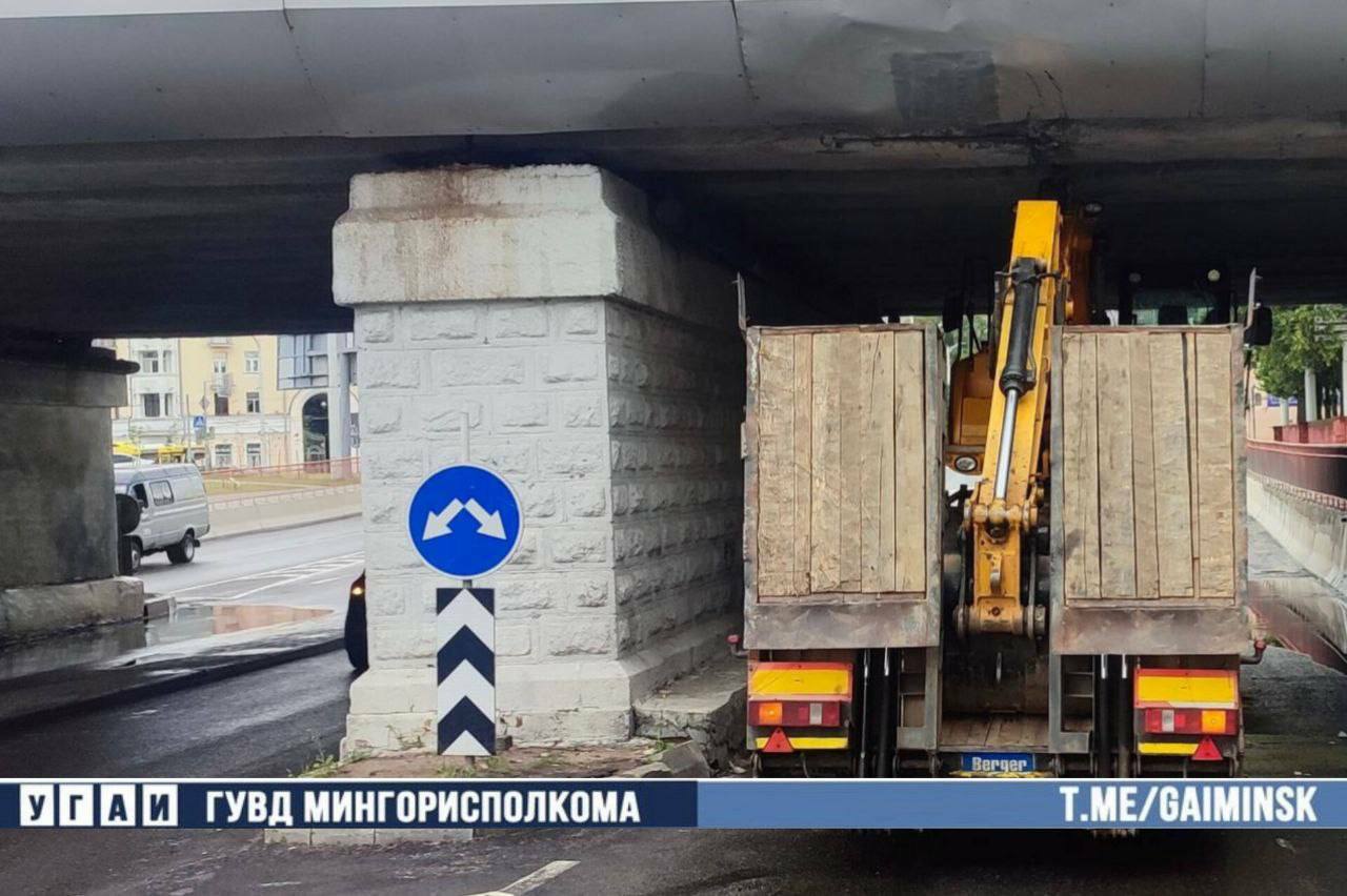 В центре Минска под мостом застрял грузовик с экскаватором